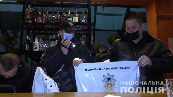 Новини Вінниці - фото з «Приїхали аж вісім екіпажів поліції». Як і чому у вінницькому барі вилучили весь алкоголь
