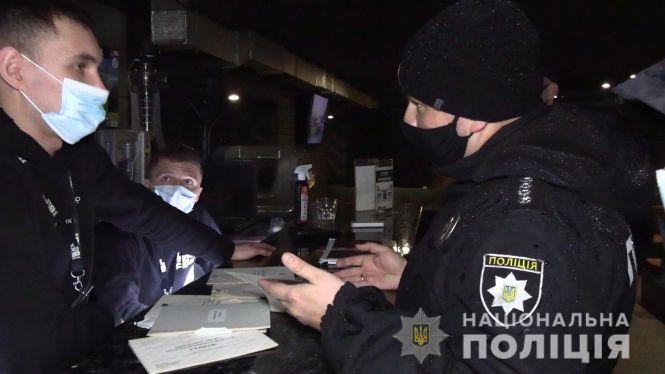 Новини Вінниці - фото з «Приїхали аж вісім екіпажів поліції». Як і чому у вінницькому барі вилучили весь алкоголь