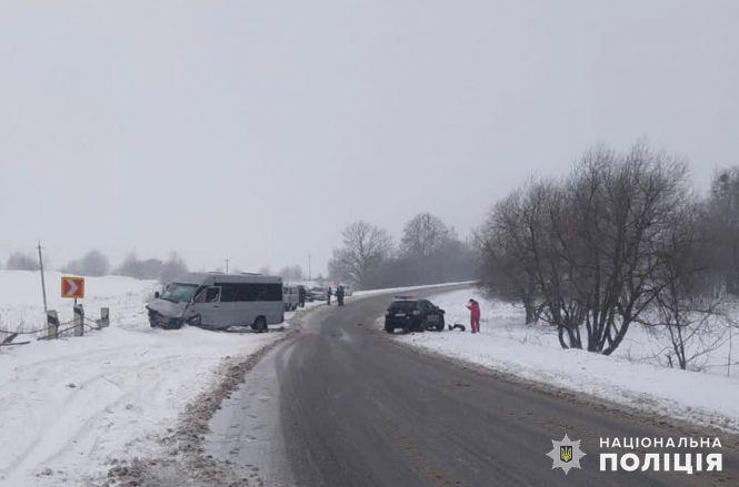 Новини Хмельницького - фото з ДТП на Хмельниччині: зіткнулись «Mazda» і маршрутка. Постраждали пасажири