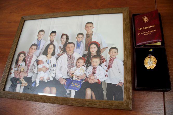 Новини Хмельницького - фото з 18 дітей на двох. У Хмельницькому нагородили "мам-героїнь"