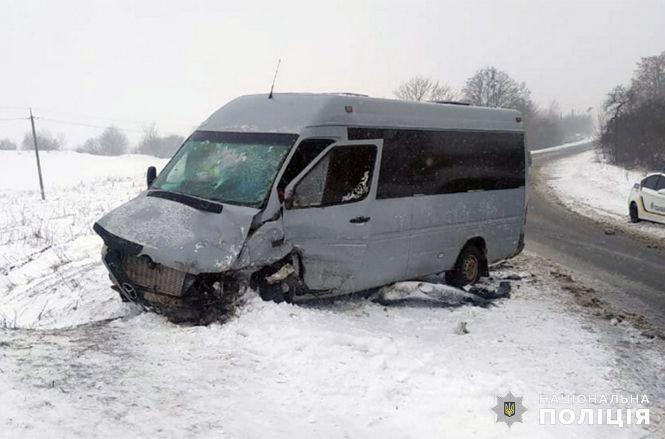 Новини Хмельницького - фото з ДТП на Хмельниччині: зіткнулись «Mazda» і маршрутка. Постраждали пасажири