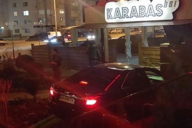 Новини Вінниці - фото з Смертельна аварія на Зодчих. Двох хлопців від удару викинуло з «БМВ» на дорогу П'яне ДТП біля «Карабасу»: що відомо про аварію і винуватця?