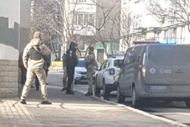 Новини Вінниці - фото з Аварія на Поділлі та стрілянина на Стеценка: важливе за 12 березня на 20minut.ua Поліція та люди в кайданках на Стеценка. Вінничанин влаштував стрілянину