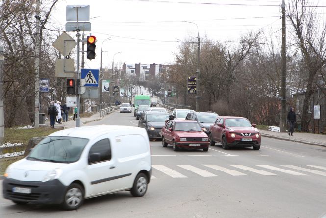 Рух по колу замість світлофорів. Як змінять перехрестя перед Староміським мостом