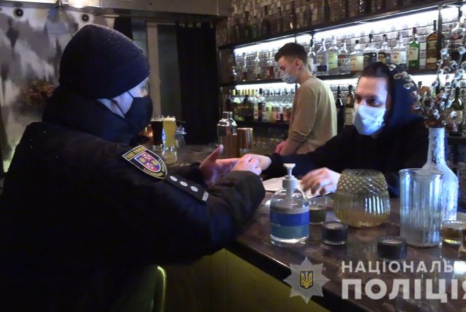 «Приїхали аж вісім екіпажів поліції». Як і чому у вінницькому барі вилучили весь алкоголь
