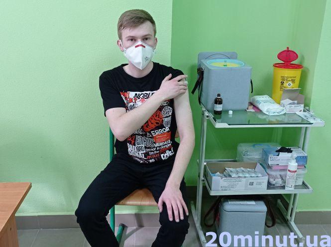 Новини Тернополя - фото з Журналіст «20 хвилин» щепився від коронавірусу. Чи безпечно і які побічні реакції – розповідаємо, як є