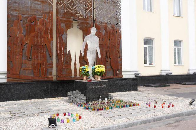 Новини Житомира - фото з У Житомирі вандали пошкодили пам’ятник Героям Небесної Сотні