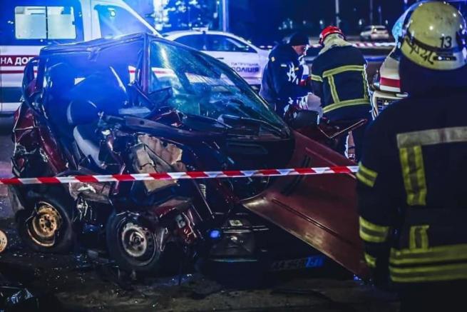 Возможно, это изображение (автомобіль та просто неба)