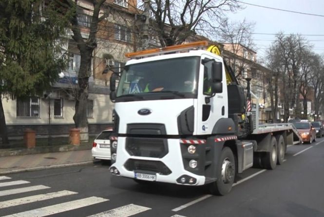 У Вінниці почав працювати муніципальний евакуатор. За що забирають авто і як його повернути?