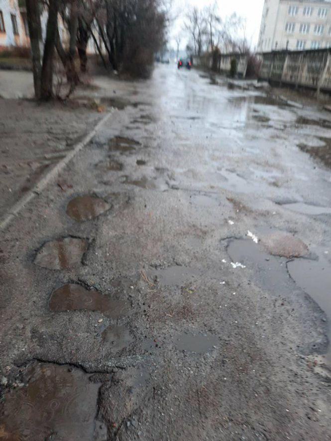Новини Житомира - фото з Фото дня: ями і багнюка замість асфальту - житомирська Богунія