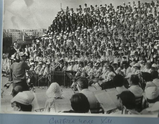 Новини Хмельницького - фото з Десь зберегли, а в Хмельницькому - втратили. Історія Співочого поля Возможно, это изображение (один или несколько человек и люди стоят)