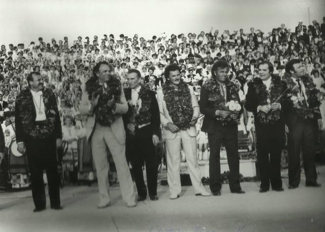 Новини Хмельницького - фото з Десь зберегли, а в Хмельницькому - втратили. Історія Співочого поля Возможно, это черно-белое изображение (7 человек и люди стоят)