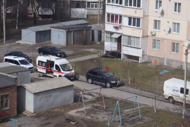 Трагедія на Первозванного: з вікна багатоповерхівки випала жінка. Що відомо?