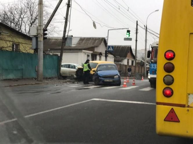 Новини Вінниці - фото з ДТП на Лялі Ратушної. Від удару «Фіат» влетів у паркан будинку