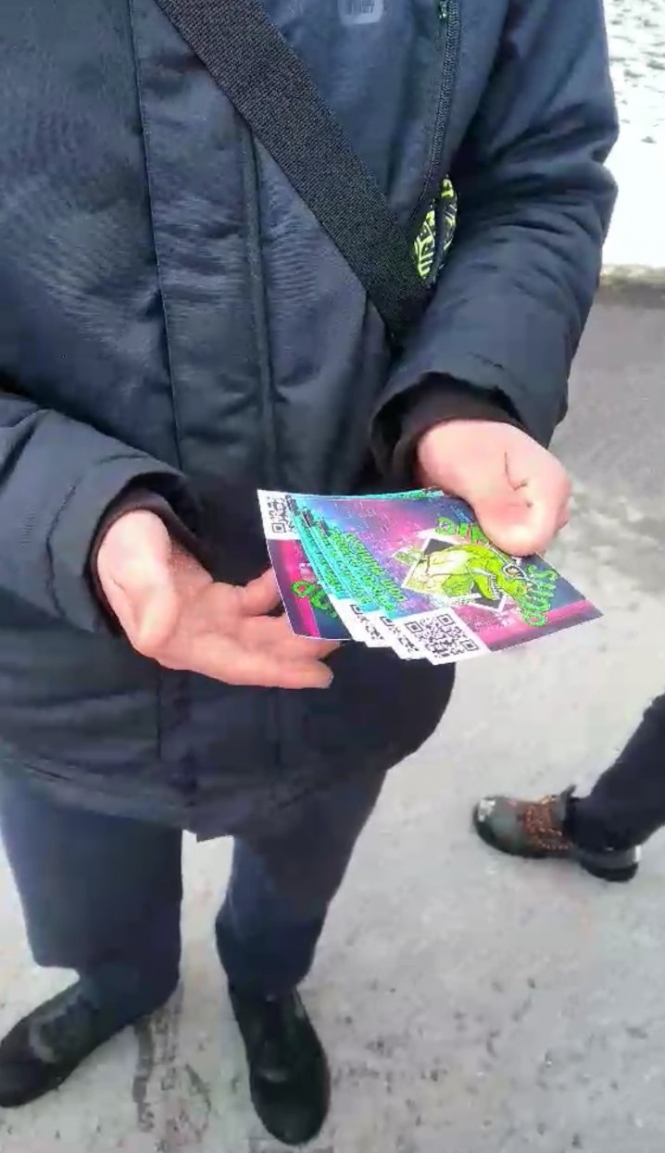 Новини Тернополя - фото з Як тернополяни на гарячому затримали молодиків, які розклеювали наліпки про наркотики. Маємо відео