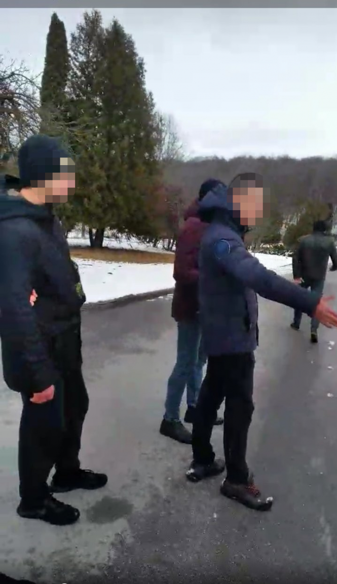 Новини Тернополя - фото з Як тернополяни на гарячому затримали молодиків, які розклеювали наліпки про наркотики. Маємо відео