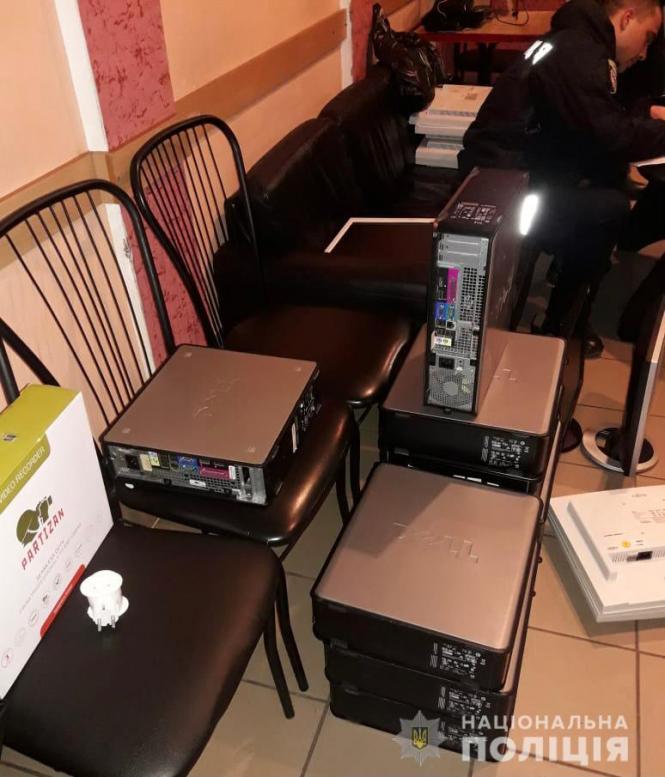 Новини Вінниці - фото з У Немирові поліція закрила нелегальні автомати, які працювали в кафе
