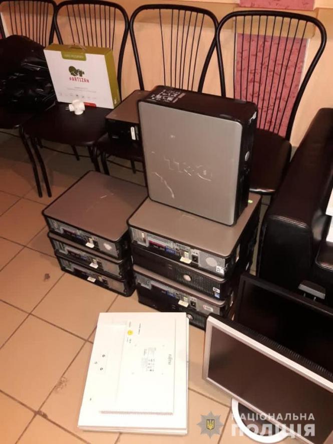 Новини Вінниці - фото з У Немирові поліція закрила нелегальні автомати, які працювали в кафе