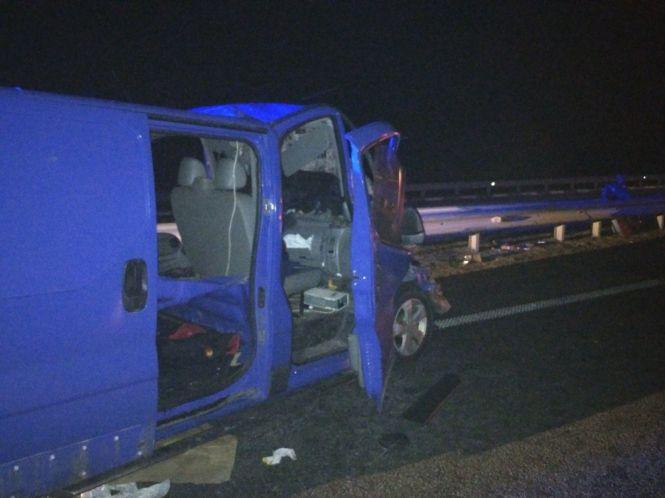 Новини Житомира - фото з Рятувальники деблокували травмованого водія з мікроавтобуса, який потрапив у ДТП на трасі Київ - Чоп