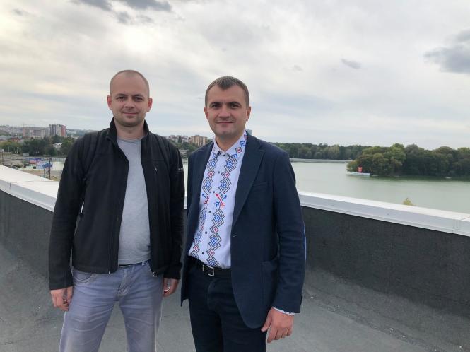 Возможно, это изображение (2 людини та людей посміхаються)