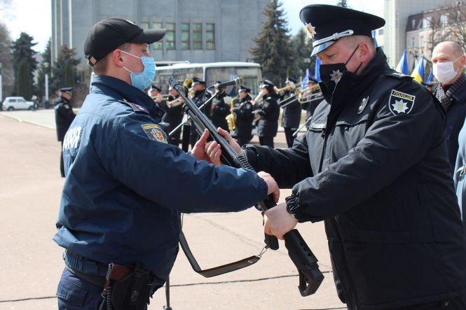 Новини Хмельницького - фото з Поліцейським на Хмельниччині виділили 14 службових автівок
