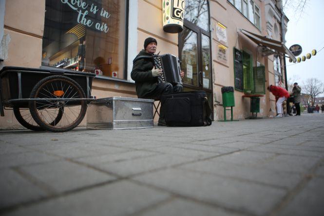 Новини Вінниці - фото з «Йду в ногу з часом»: віддячити за гру вуличного музики тепер можна безготівковим переказом