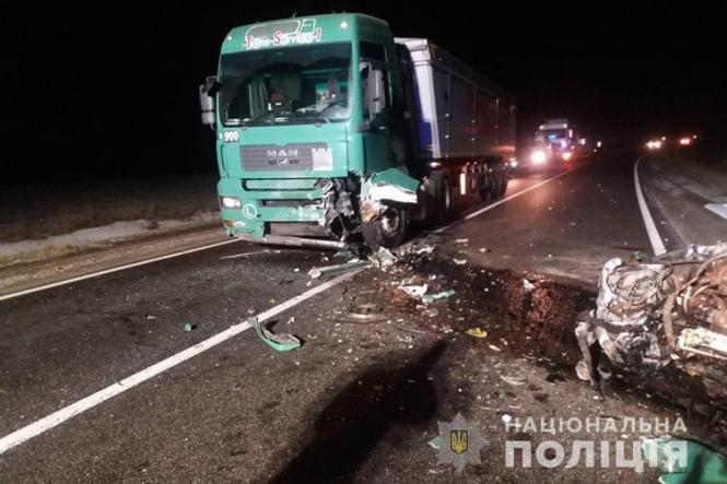 Новини Тернополя - фото з Смертельна ДТП неподалік Підволочиська: іномарка врізалась у вантажівку. Водій легківки загинув на місці (ФОТО)