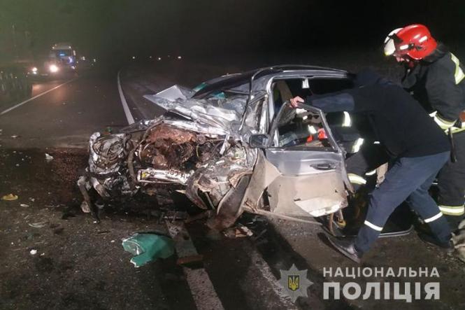 Новини Тернополя - фото з Смертельна ДТП неподалік Підволочиська: іномарка врізалась у вантажівку. Водій легківки загинув на місці (ФОТО)