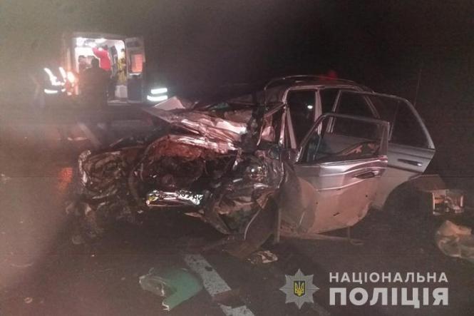 Новини Тернополя - фото з Смертельна ДТП неподалік Підволочиська: іномарка врізалась у вантажівку. Водій легківки загинув на місці (ФОТО)