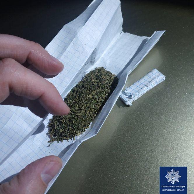 Новини Хмельницького - фото з На Хмельниччині патрульні знайшли наркотичні речовини у водія (ФОТО)