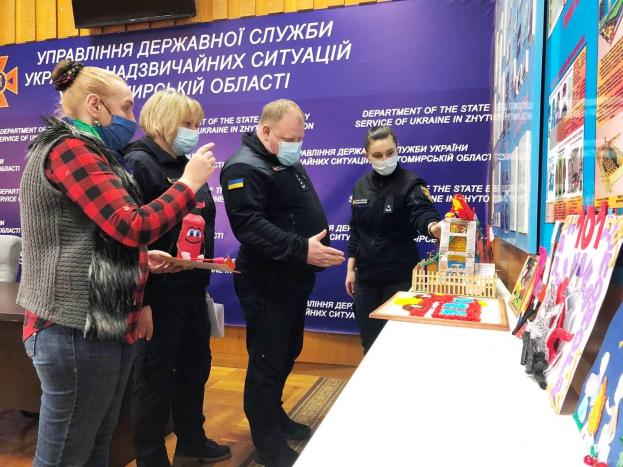 Новини Житомира - фото з Рятувальники обрали кращі роботи, надіслані на конкурс дитячого малюнку
