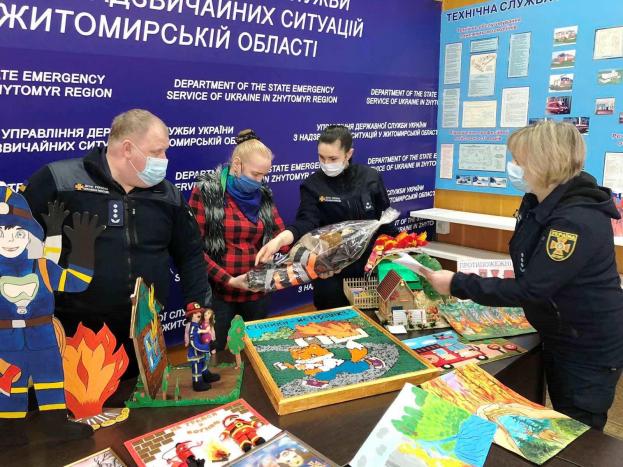 Новини Житомира - фото з Рятувальники обрали кращі роботи, надіслані на конкурс дитячого малюнку