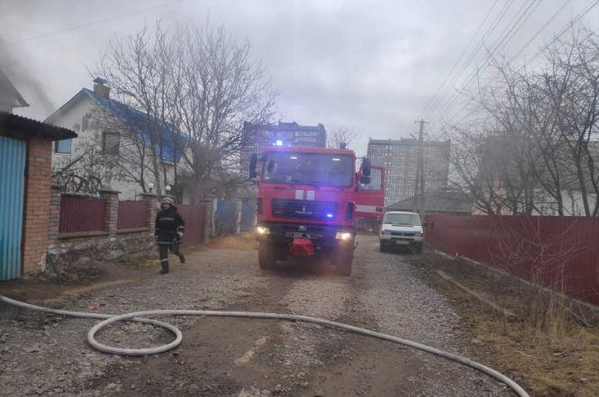 Новини Вінниці - фото з Чорний дим та 11 вогнеборців. В Агрономічному горів житловий будинок