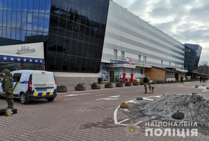 Новини Житомира - фото з Вибухівки не виявили: поліцейські перевірили підозрілу валізу у "Глобалі"