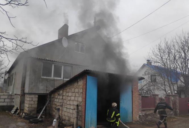 Новини Вінниці - фото з Чорний дим та 11 вогнеборців. В Агрономічному горів житловий будинок