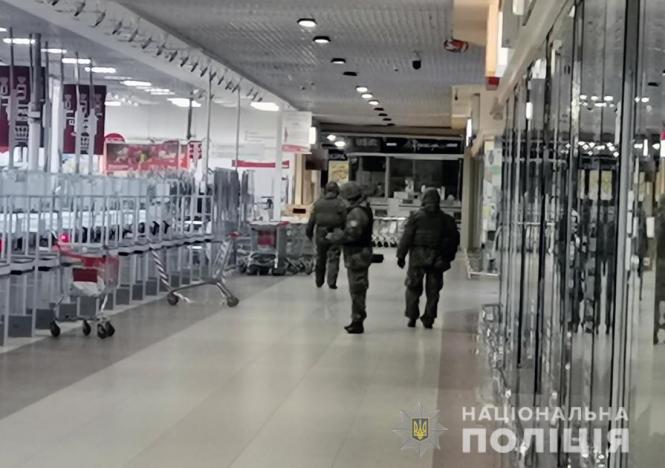 Новини Житомира - фото з Вибухівки не виявили: поліцейські перевірили підозрілу валізу у "Глобалі"
