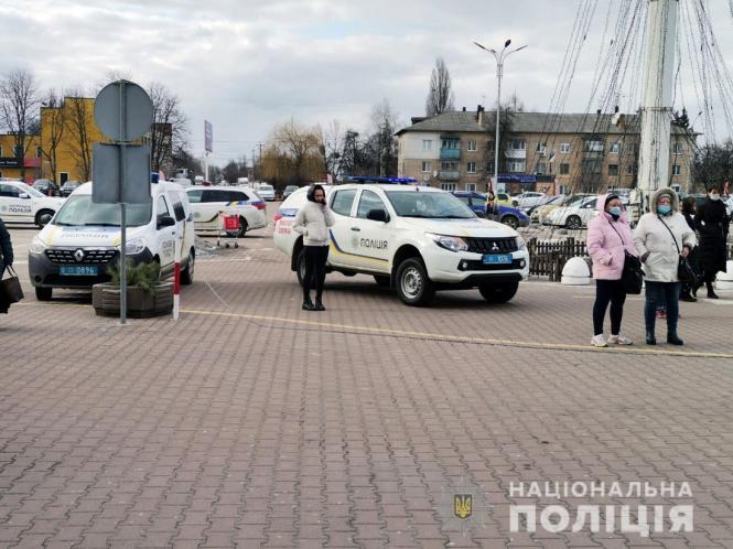 Новини Житомира - фото з Вибухівки не виявили: поліцейські перевірили підозрілу валізу у "Глобалі"