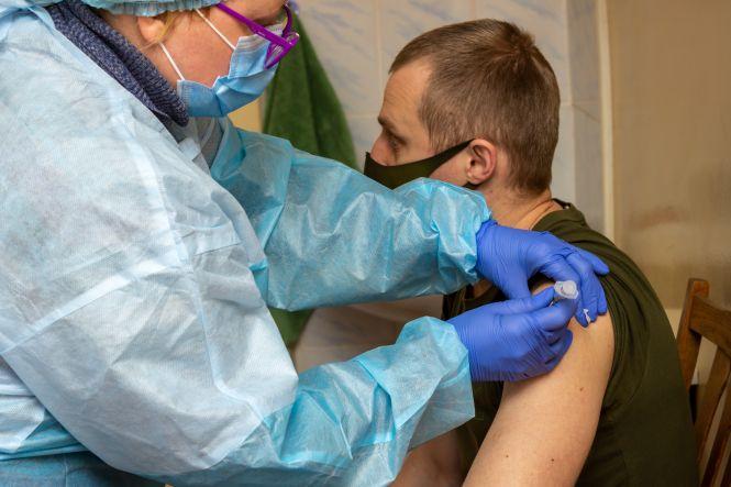 Новини Хмельницького - фото з Хмельницькі прикордонники отримали перші щеплення від COVID-19 (ВІДЕО)