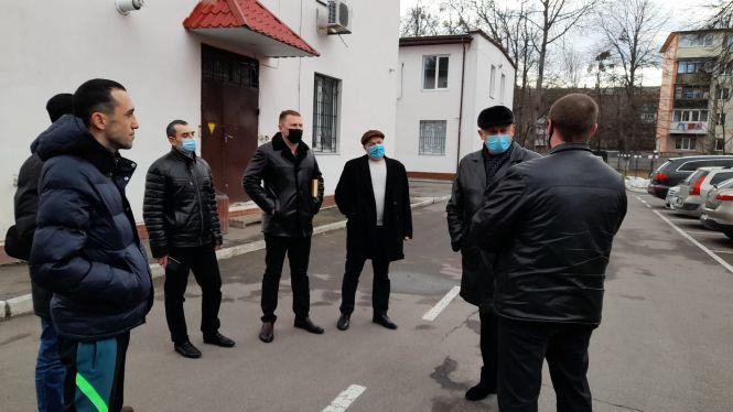 Новини Вінниці - фото з На «лівих» номерах і з карабіном всередині. Що за Lаnd Cruiser стоїть на парковці структури МВС?