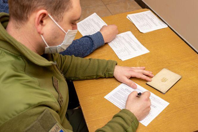 Новини Хмельницького - фото з Хмельницькі прикордонники отримали перші щеплення від COVID-19 (ВІДЕО)