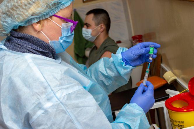 Новини Хмельницького - фото з Хмельницькі прикордонники отримали перші щеплення від COVID-19 (ВІДЕО)