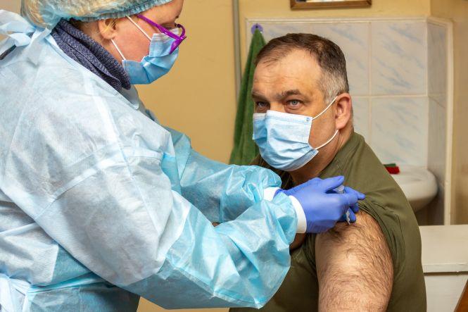 Новини Хмельницького - фото з Хмельницькі прикордонники отримали перші щеплення від COVID-19 (ВІДЕО)