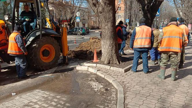Новини Хмельницького - фото з На Соборній працює спецтехніка та комунальники: рух дорогою ускладнено