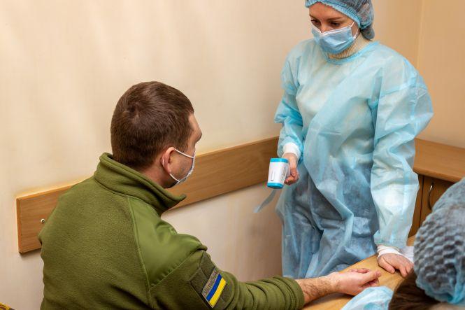 Новини Хмельницького - фото з Хмельницькі прикордонники отримали перші щеплення від COVID-19 (ВІДЕО)