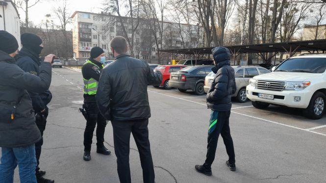 Новини Вінниці - фото з На «лівих» номерах і з карабіном всередині. Що за Lаnd Cruiser стоїть на парковці структури МВС?