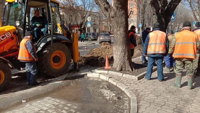 Новини Хмельницького - фото з На Соборній працює спецтехніка та комунальники: рух дорогою ускладнено