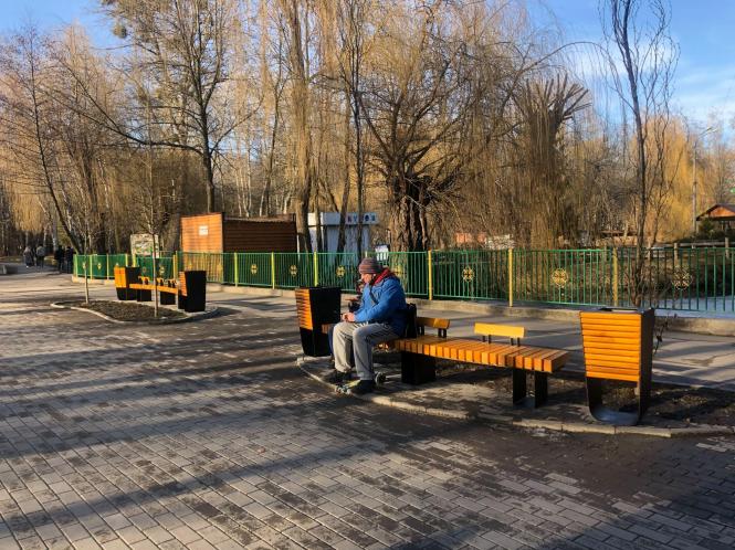 Возможно, это изображение (одна або кілька осіб, просто неба та дерево)