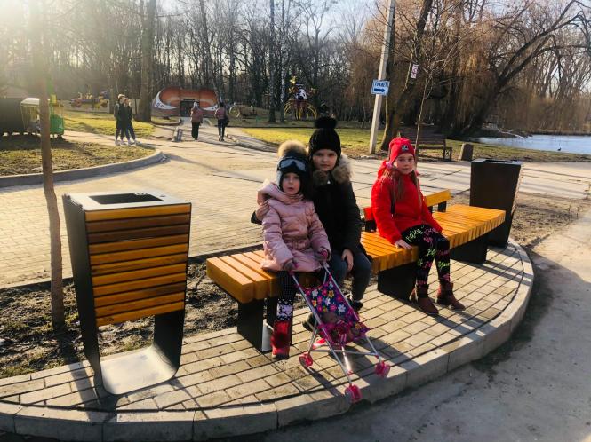 Возможно, это изображение (дитина, стоїть та просто неба)