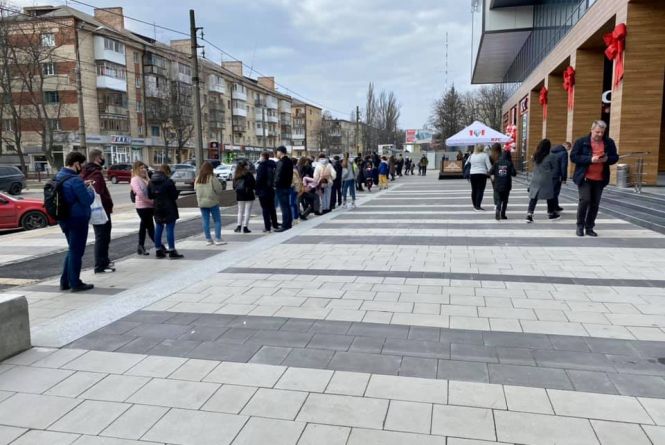 Новини Вінниці - фото з ТОП новин, які найбільше читали та коментували на цьому тижні ФОТО ДНЯ. До щойно відкритого KFC стоять кілометрові черги