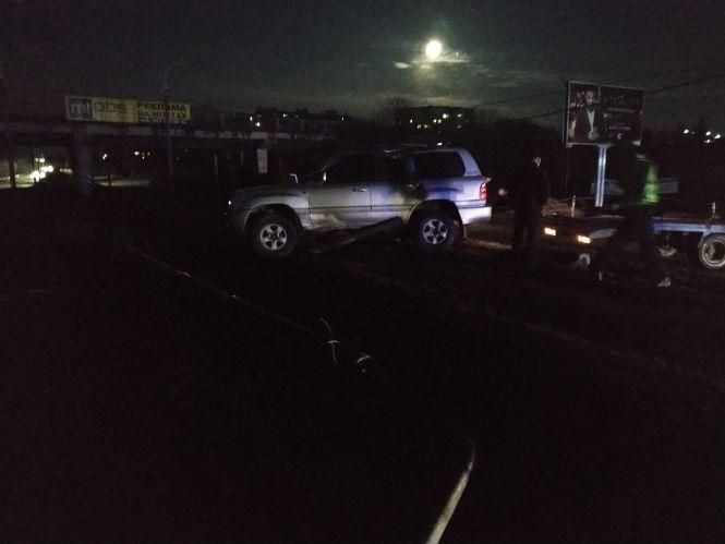 Новини Тернополя - фото з ДТП на Бережанській. Внаслідок удару джип зніс стовп і перекинувся (ФОТО)